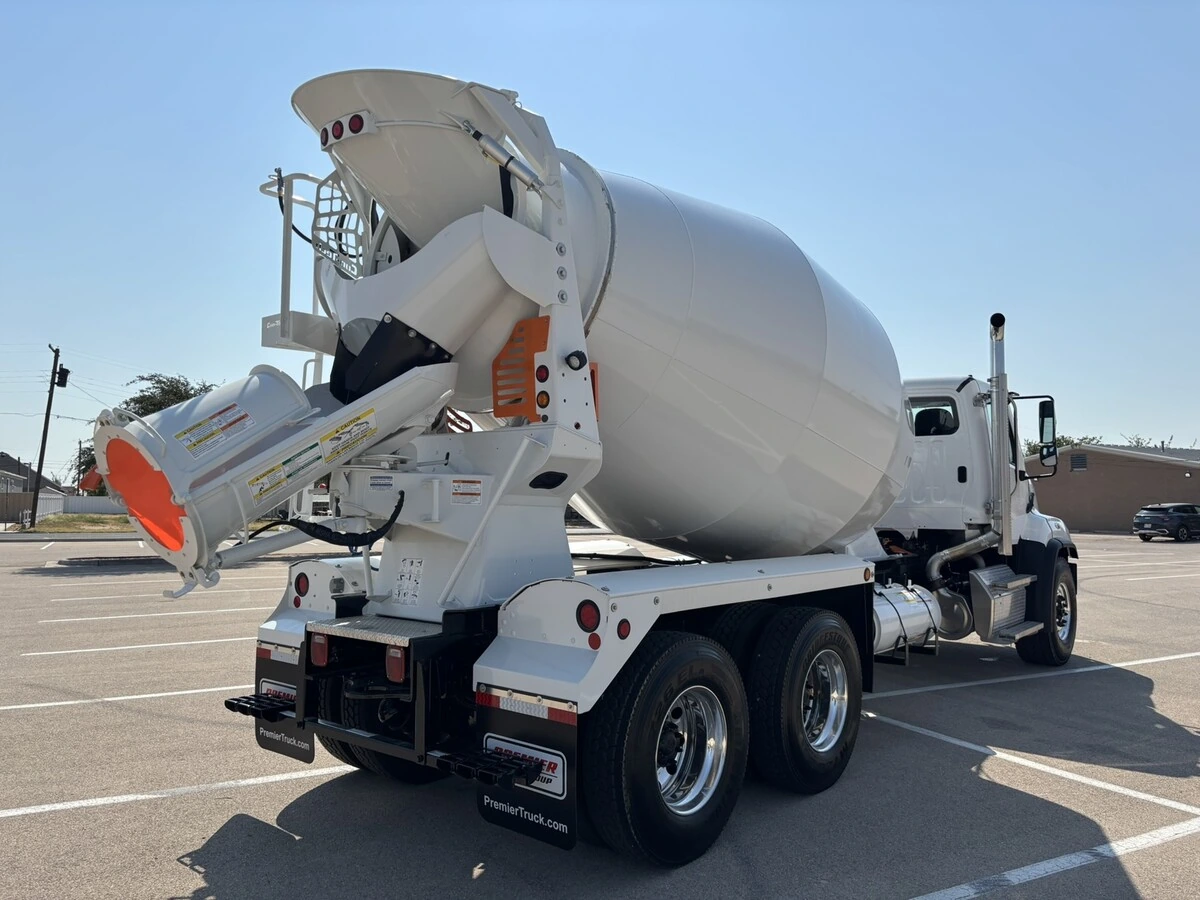 2027 Freightliner 114SD — photo 5