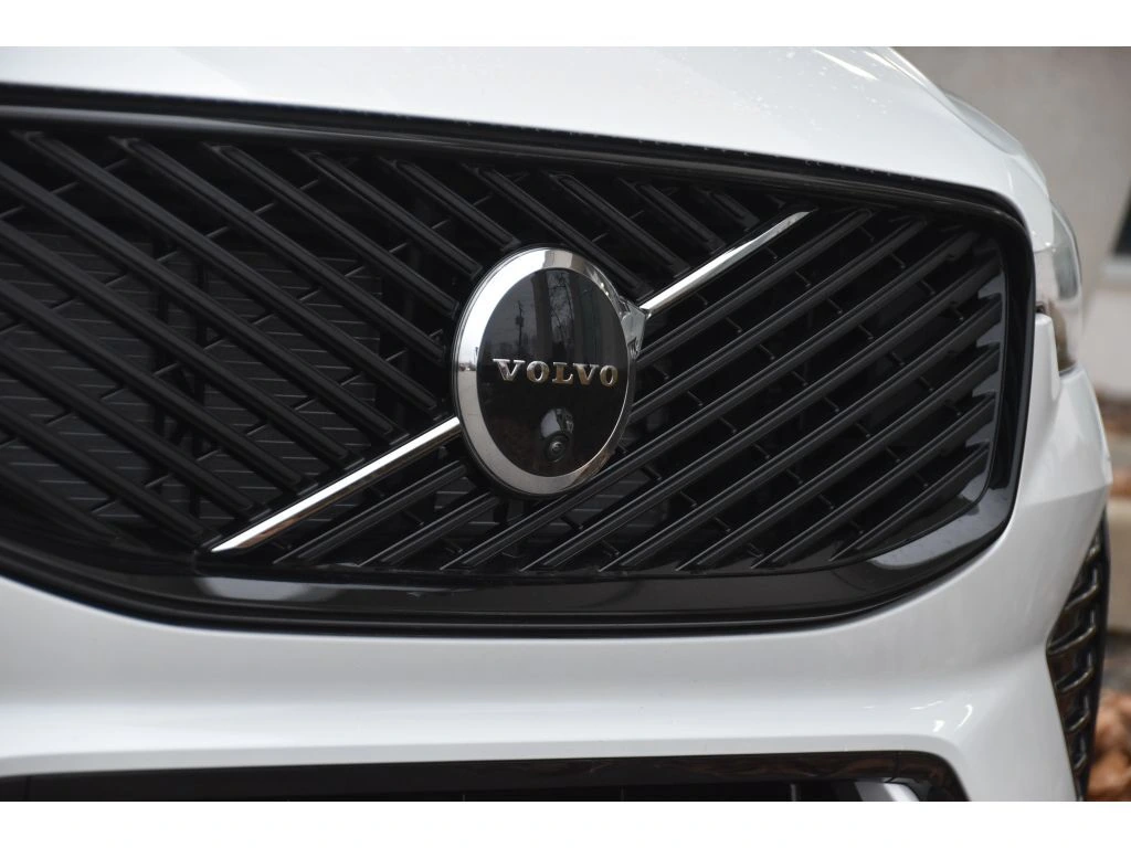 2026 Volvo - image 9