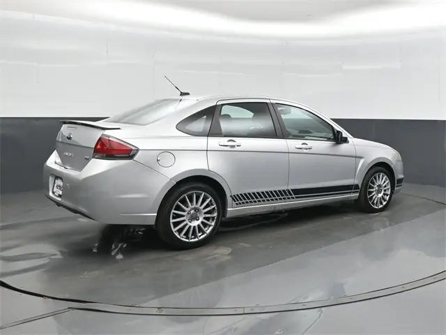 2011 Ford Focus SES photo 2