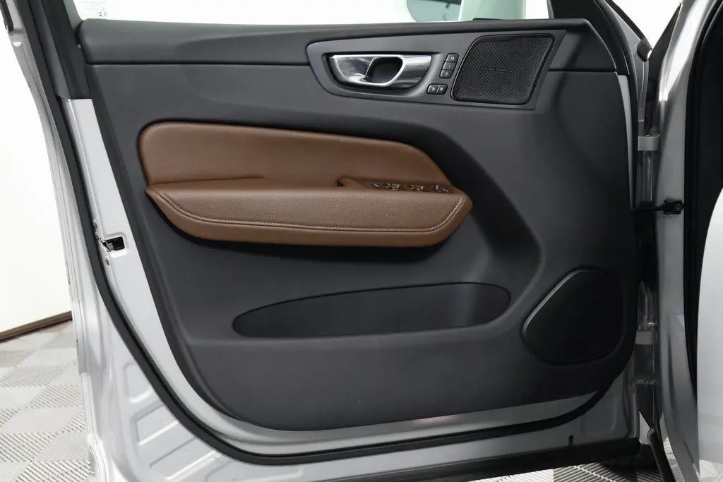 2022 Volvo XC60 Recharge Hybrid T8 Inscription Expression photo 9