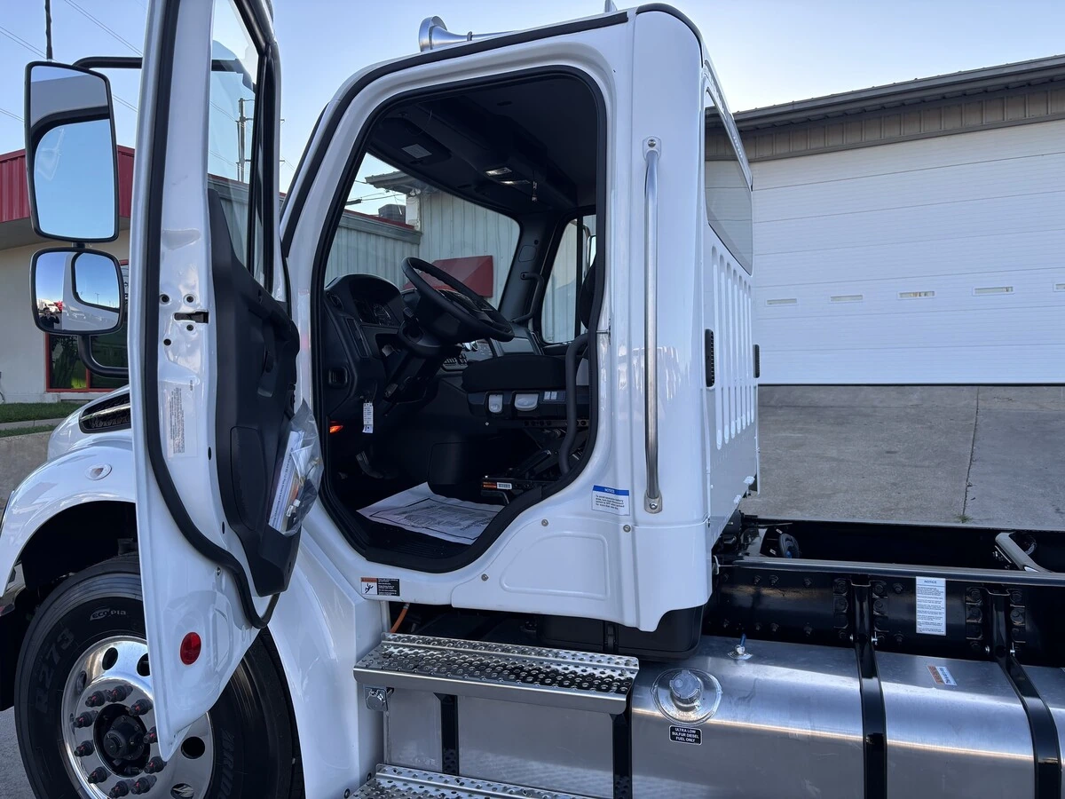 2027 Freightliner M2 106 - image 14