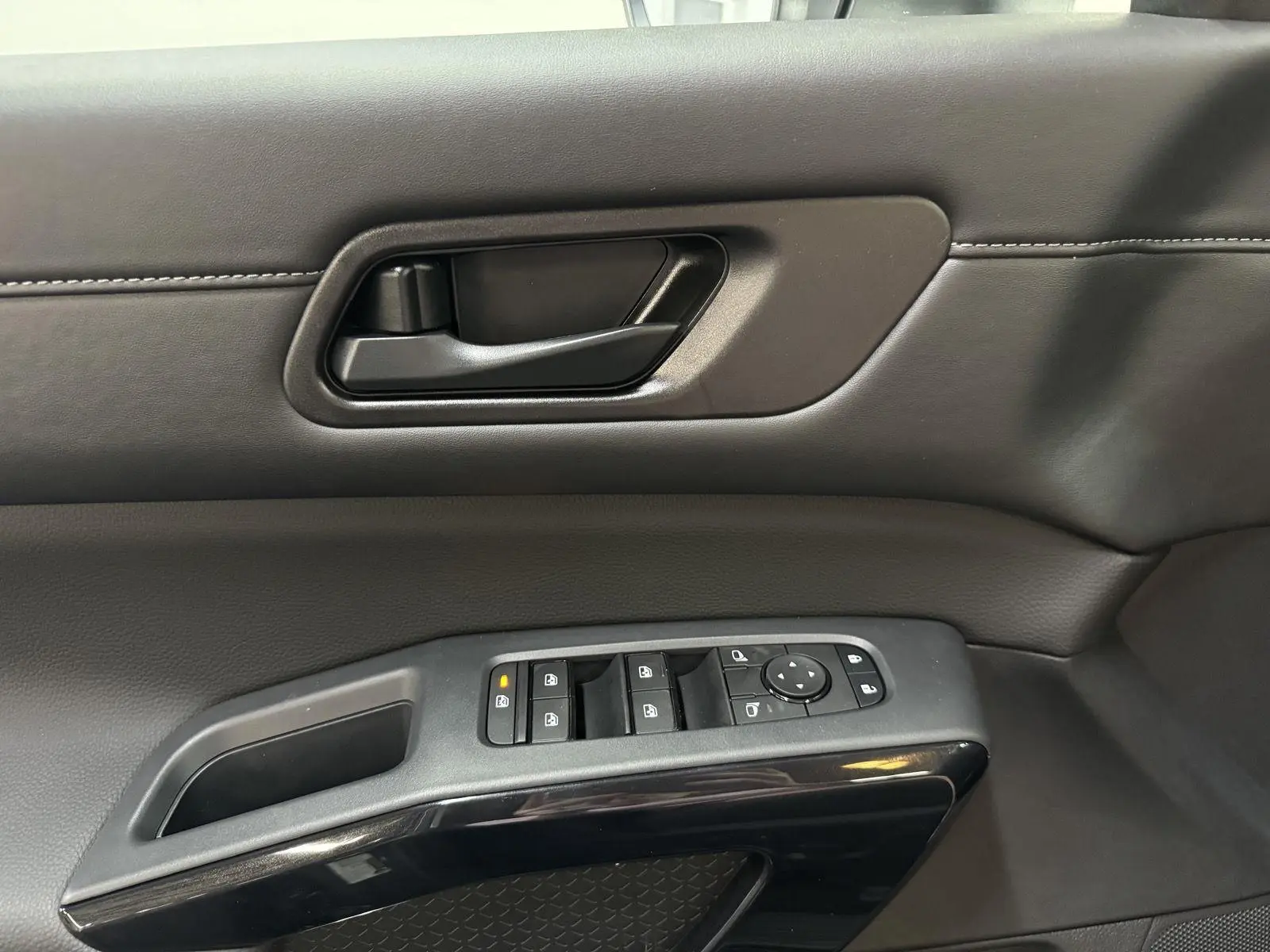 2025 Nissan Pathfinder SV photo 16