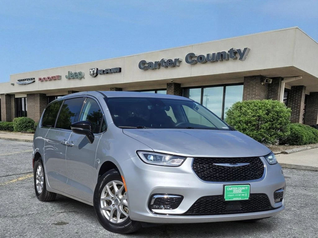 2024 Chrysler Pacifica Touring L's photo