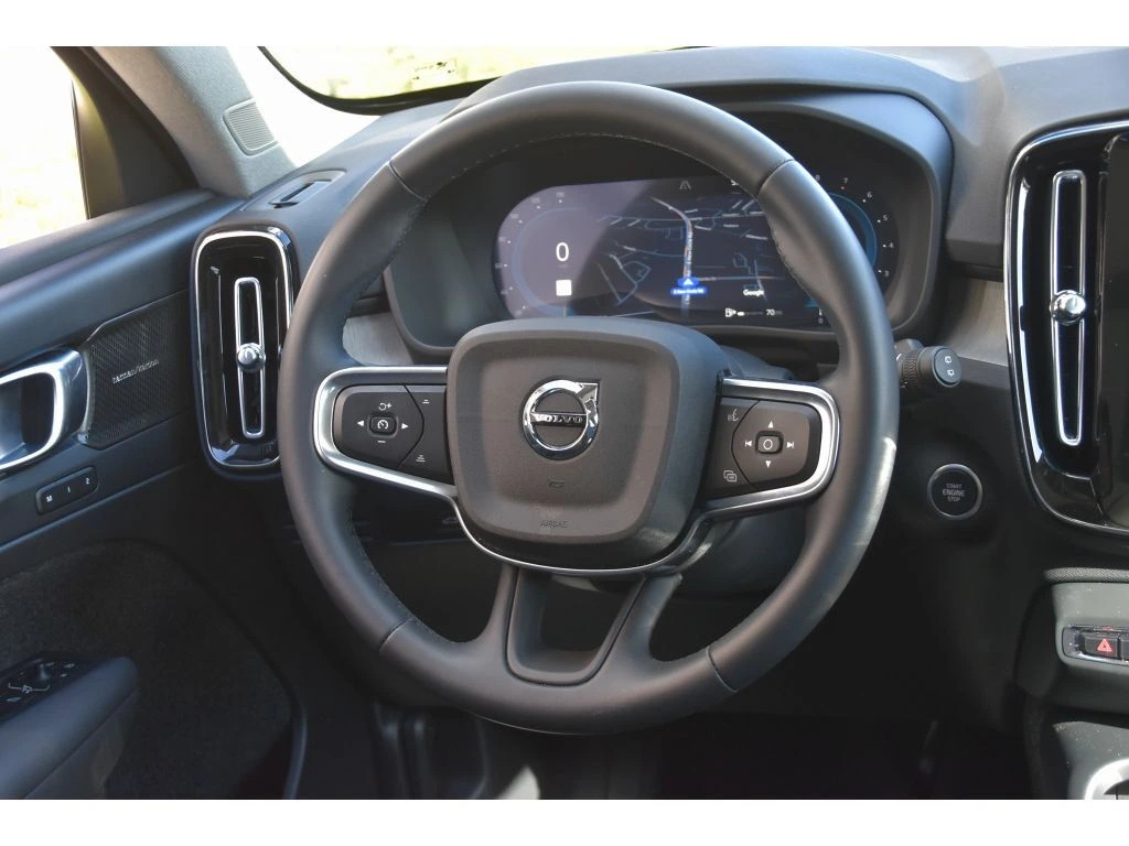 2025 Volvo - image 15