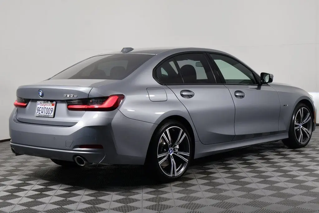 2023 Bmw 330e Sedan photo 4