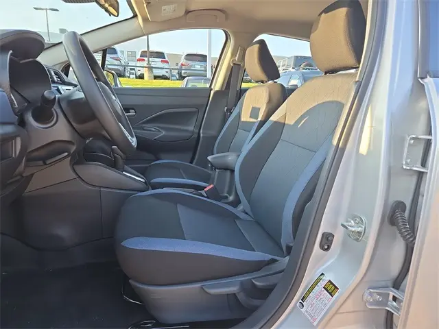 2025 Nissan Versa 1.6 SV photo 10