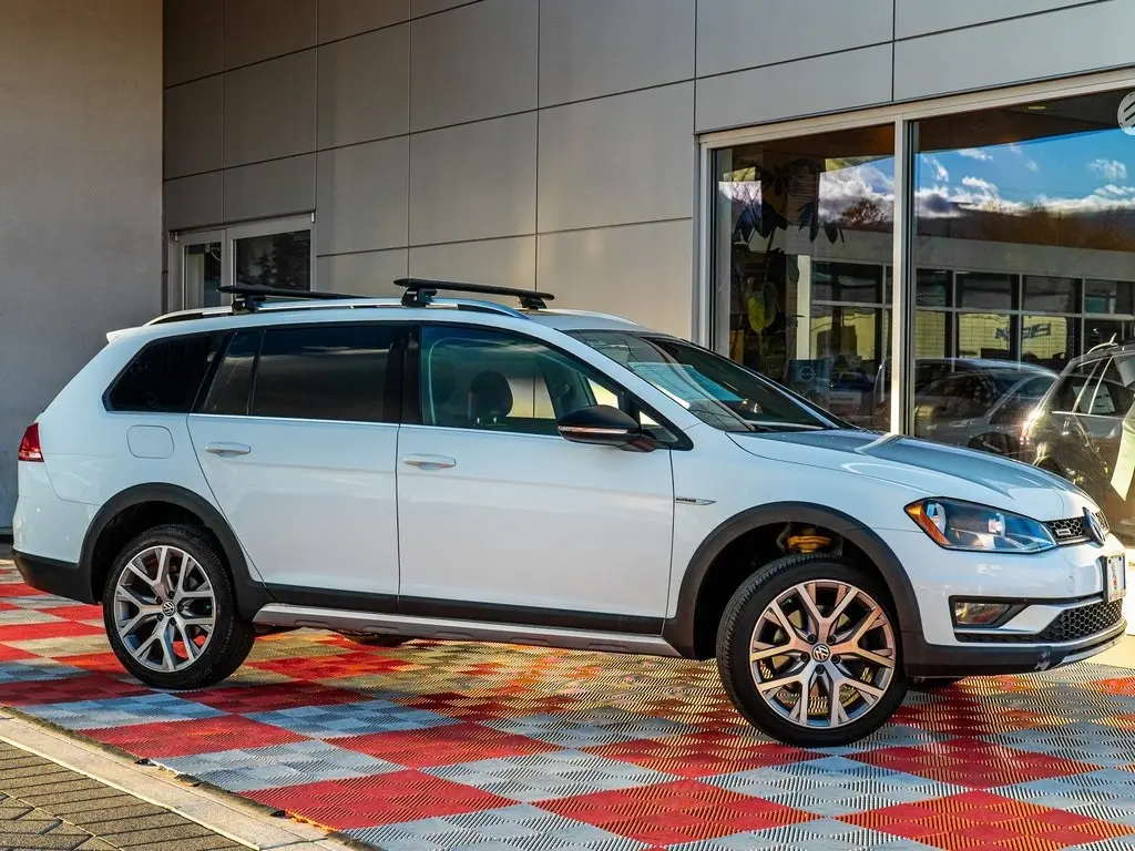 2017 Volkswagen Golf Alltrack TSI SEL 4Motion photo 3