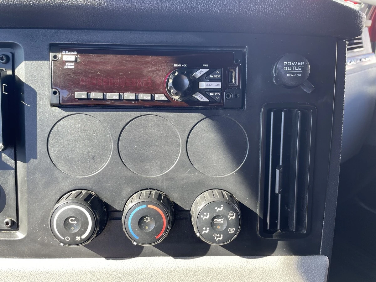 2021 Freightliner Cascadia - image 25