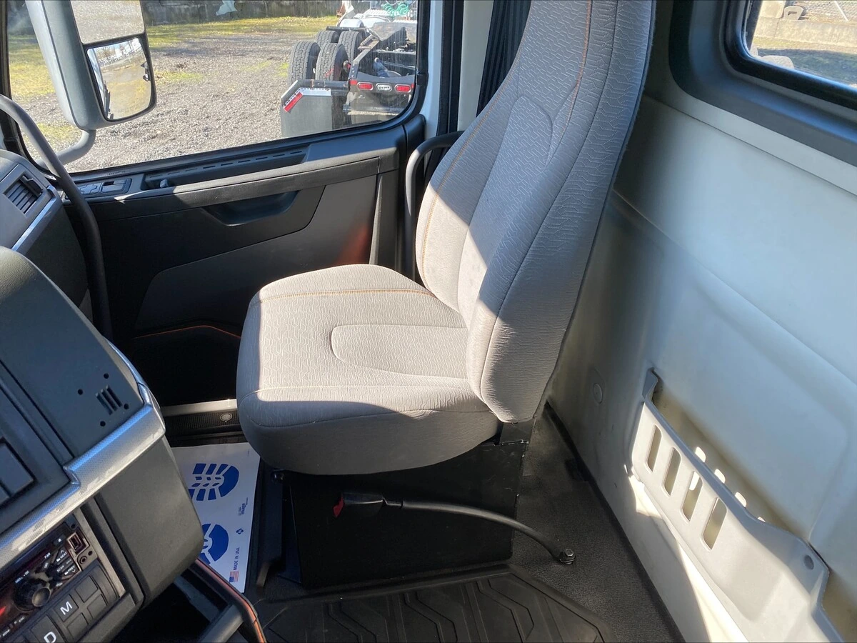 2018 Volvo VNL 860 - image 12