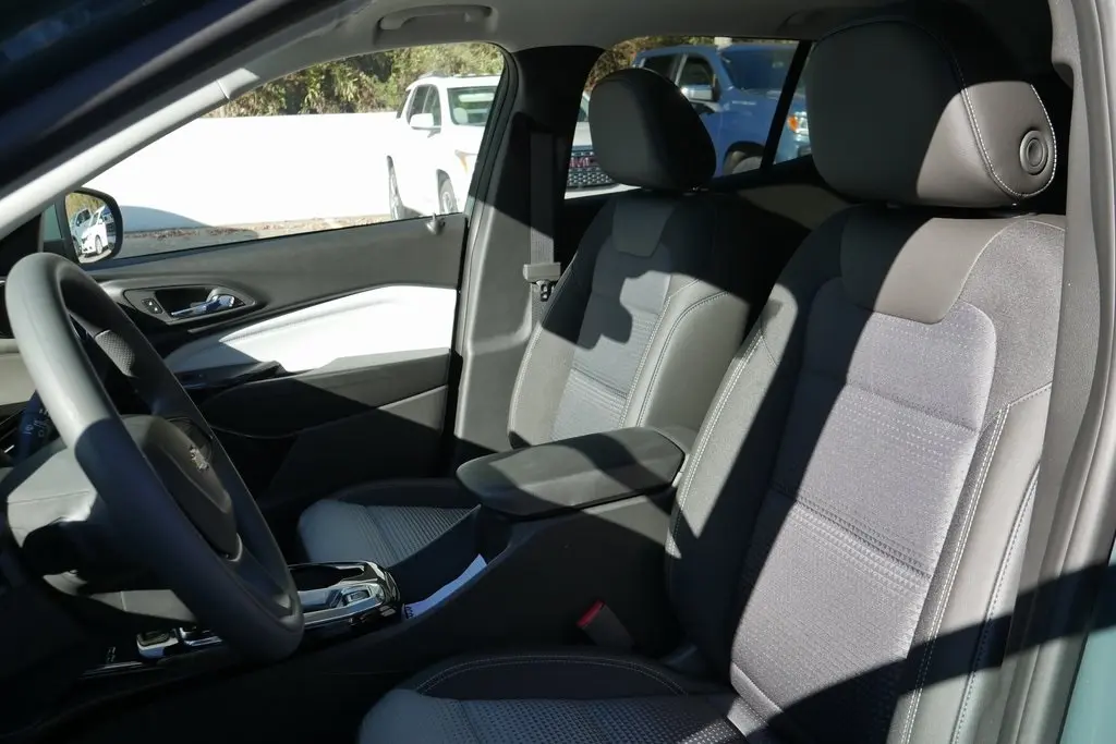 2025 Chevrolet Trax LT photo 4