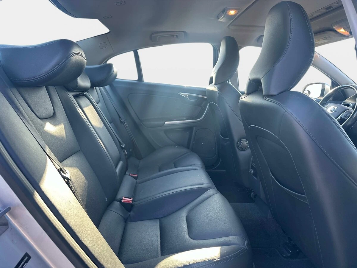 2015 Volvo - image 8