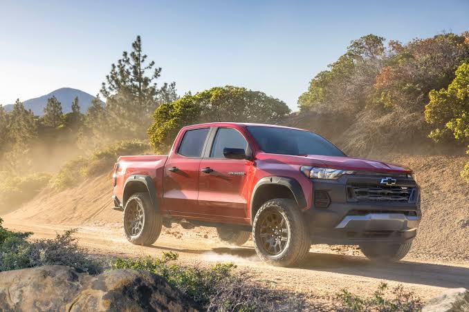 New Chevrolet Colorado LT in Black