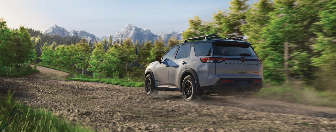 Nissan Pathfinder Rock Creek 2025 gris conduciendo fuera de carretera