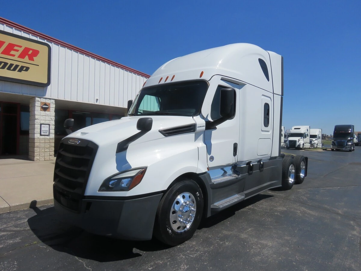 2023 Freightliner Cascadia - image 1