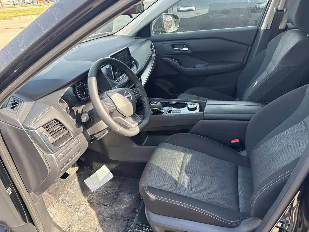 2025 Nissan Rogue SV photo 4