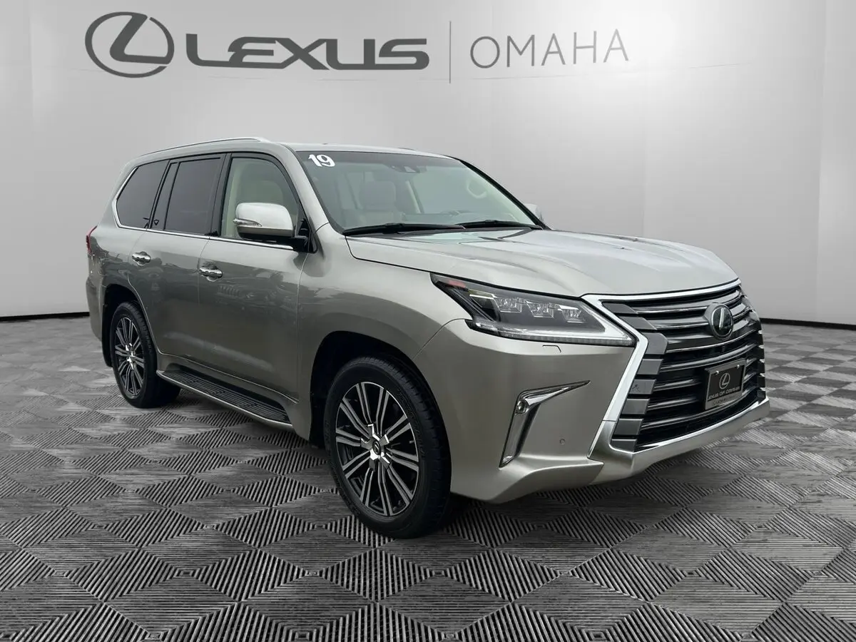 2019 Lexus LX 570's photo