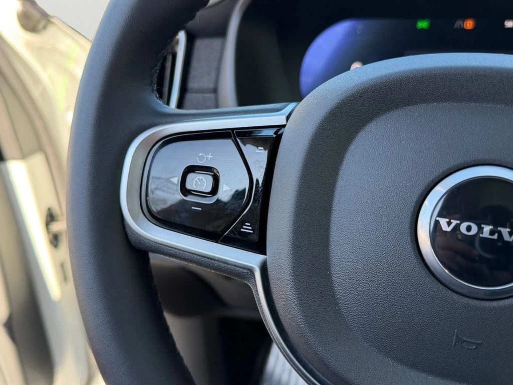 2025 Volvo - image 20
