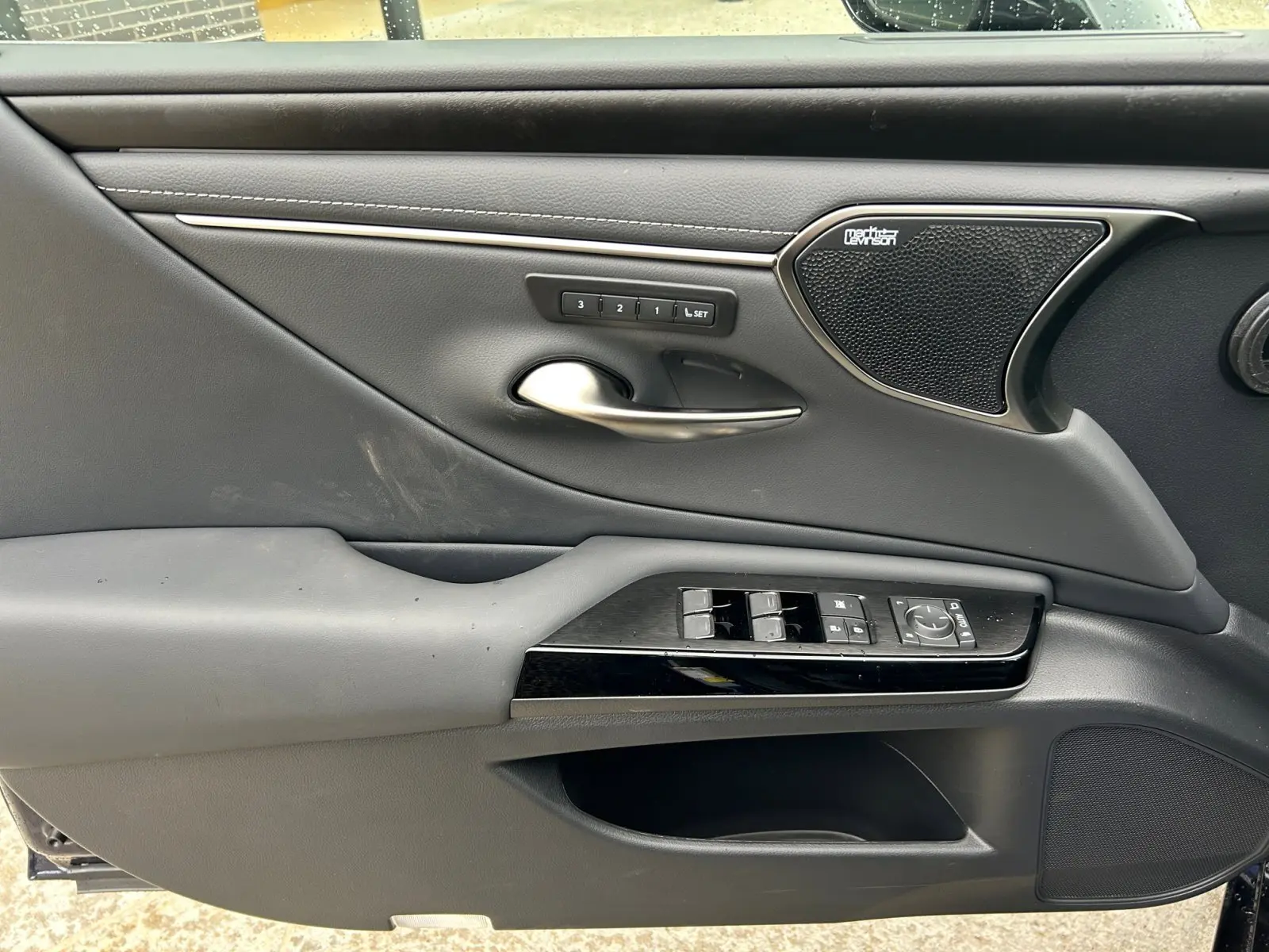 2025 Lexus ES 300h Ultra Luxury photo 18