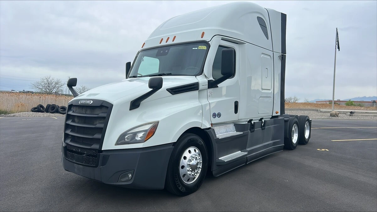 2022 Freightliner Cascadia - image 1
