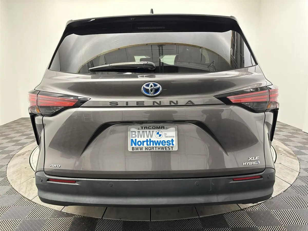 2021 Toyota Sienna XLE photo 3
