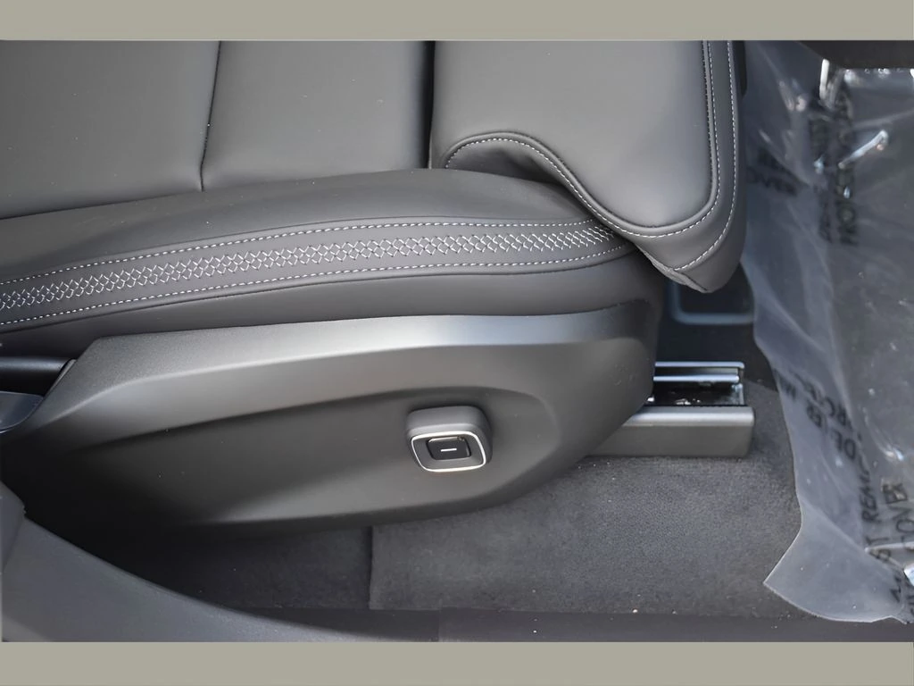 2025 Volvo - image 31