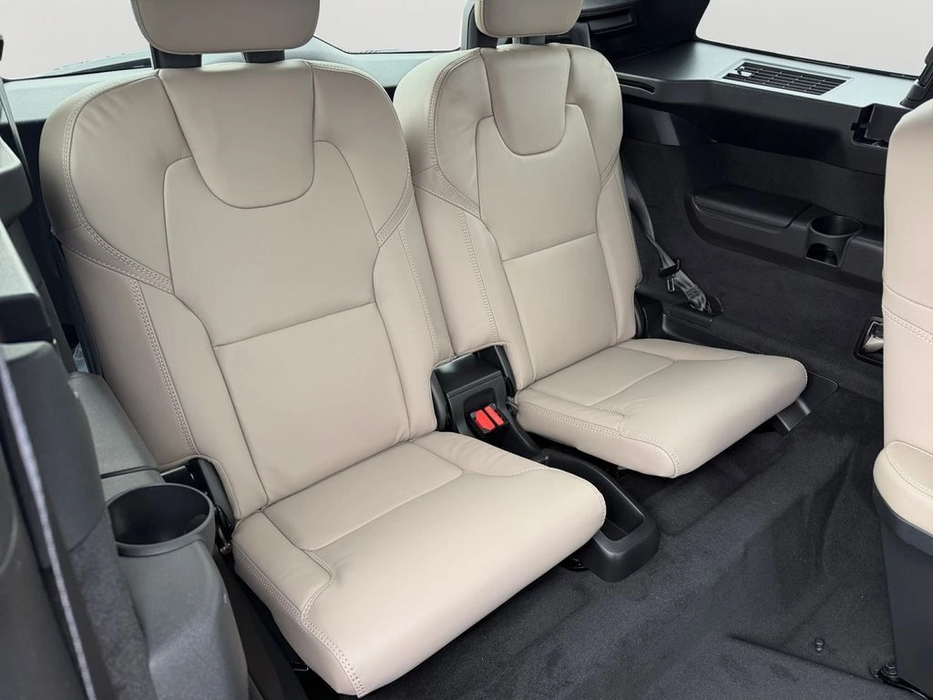 2026 Volvo - image 8