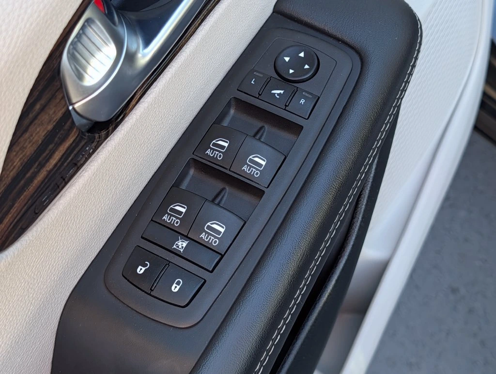 2023 Chrysler Pacifica Hybrid Limited - Photo 21