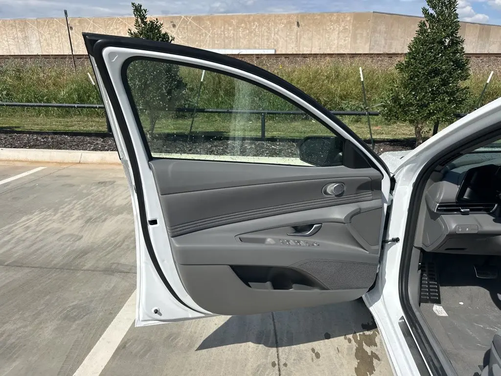 2025 Hyundai Elantra SEL Sport photo 19