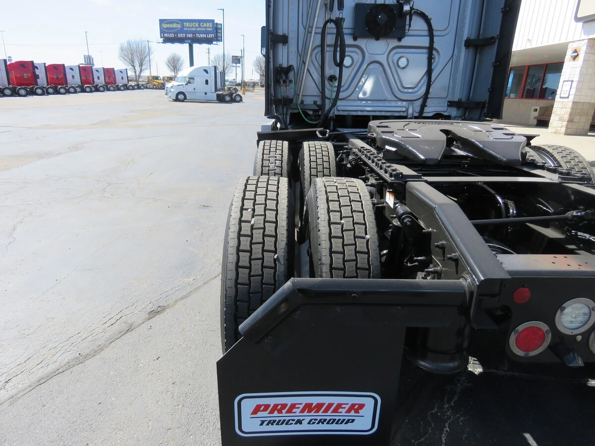 2022 Freightliner Cascadia - image 4