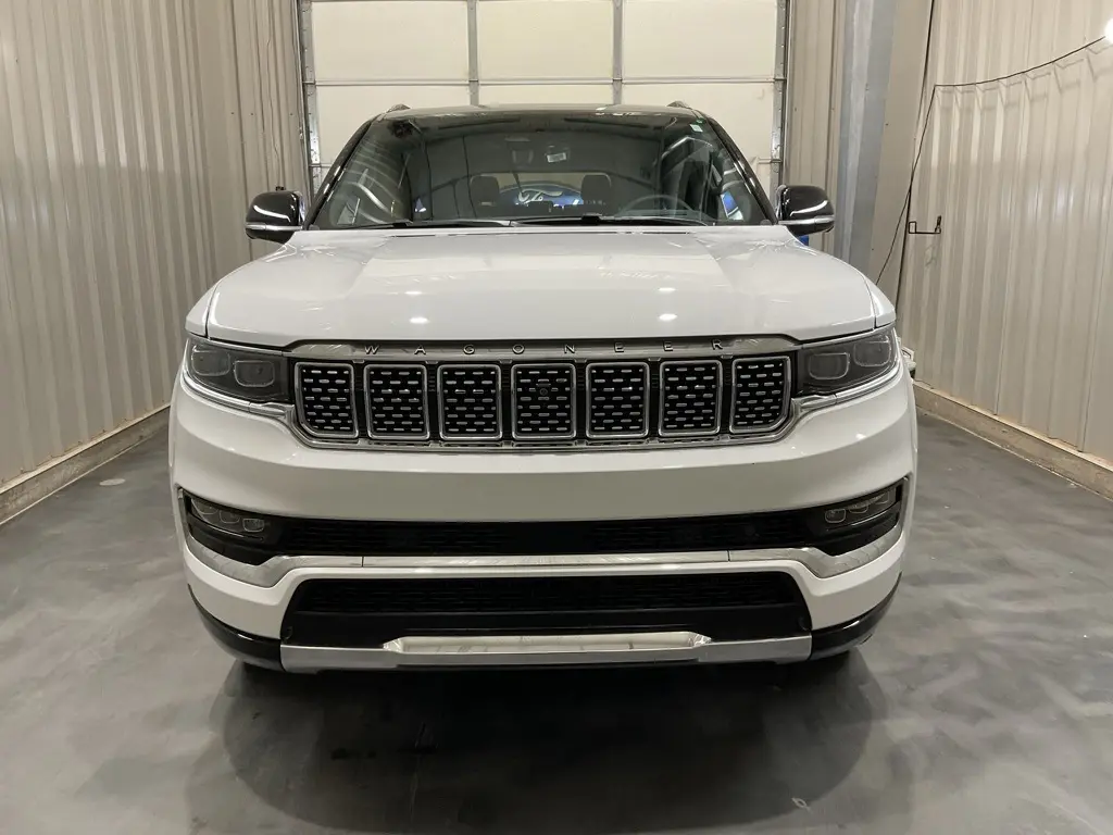 2023 Jeep Grand Wagoneer III photo 2
