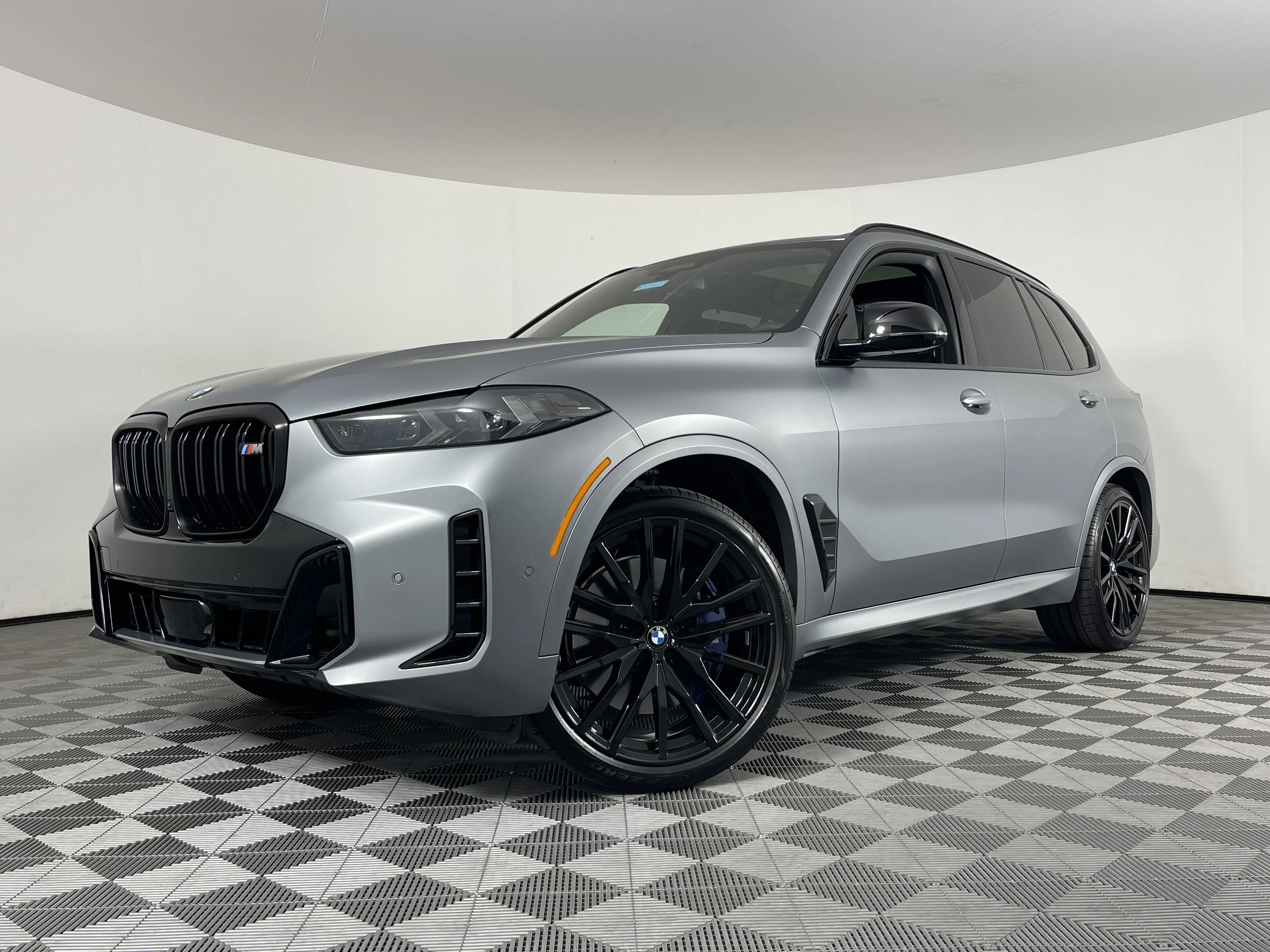 2025 Bmw X5 M60i photo 2