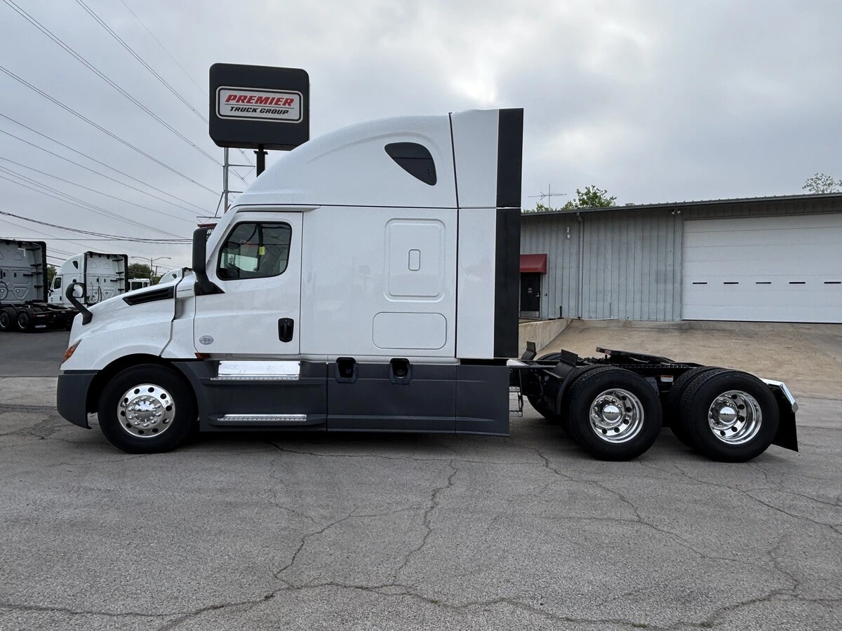 2023 Freightliner Cascadia - image 8