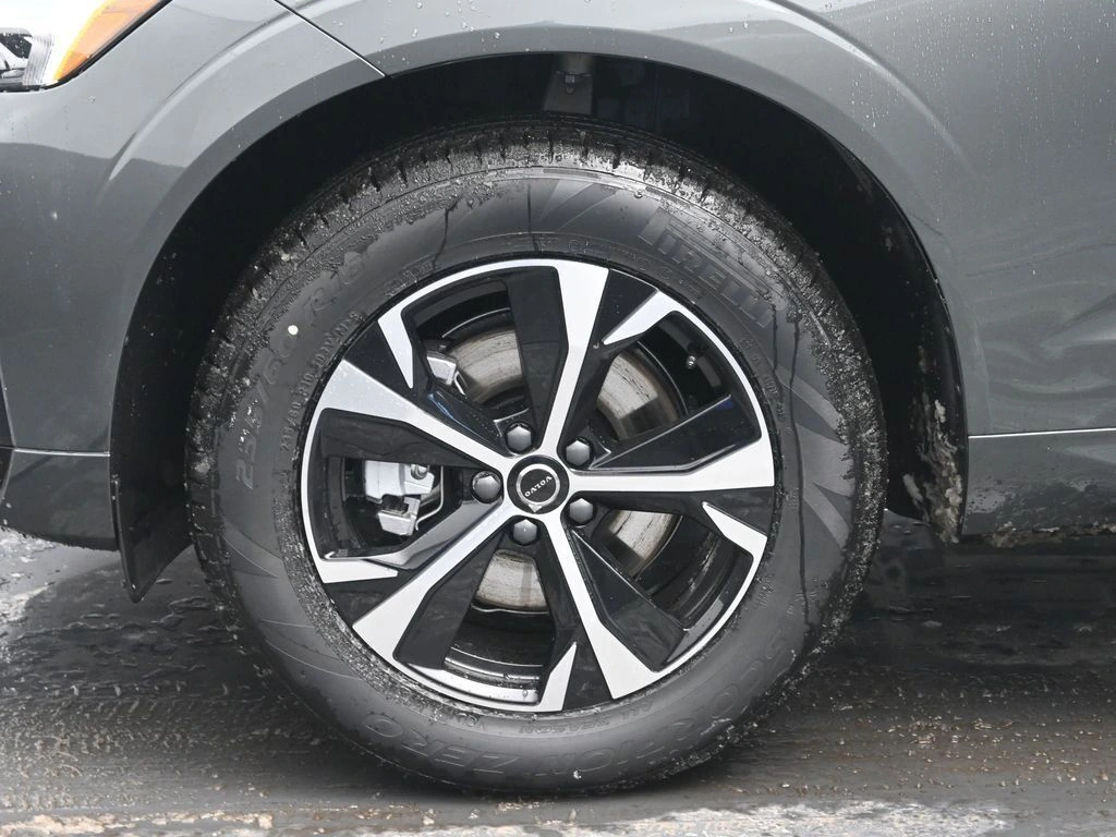 2026 Volvo - image 24