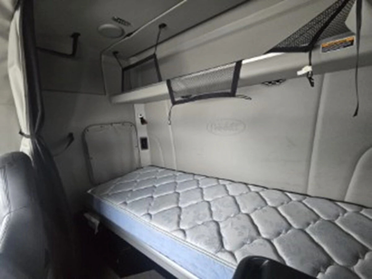 2020 Peterbilt 579 - image 5