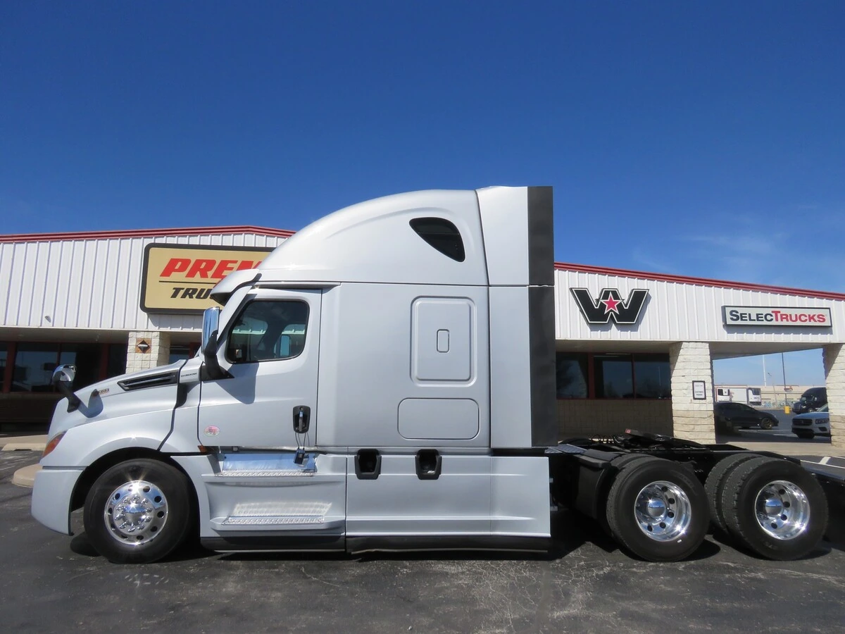 2022 Freightliner Cascadia - image 2