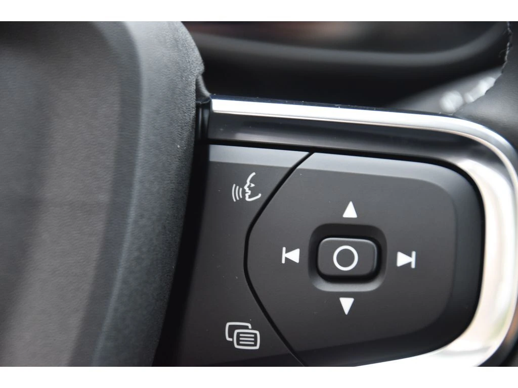 2026 Volvo - image 36