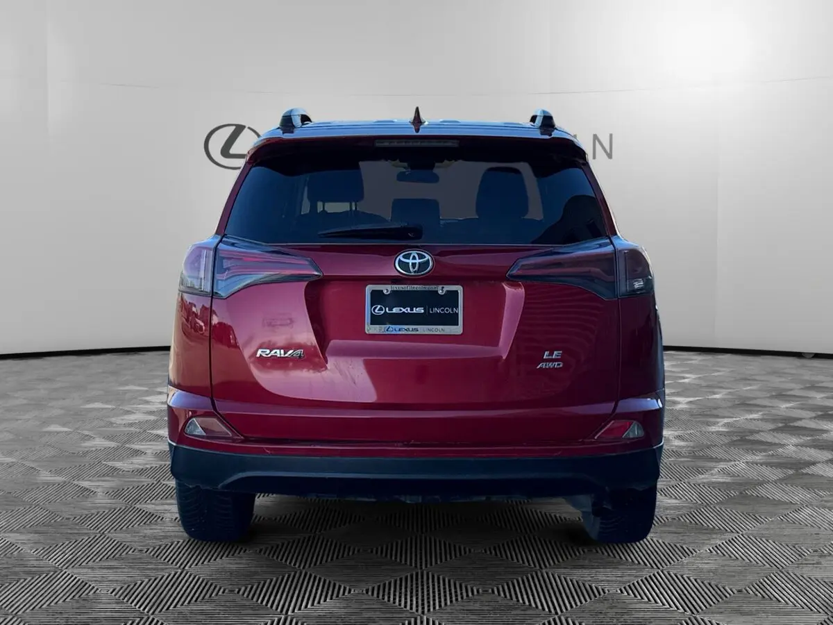 2017 Toyota RAV4 LE photo 4