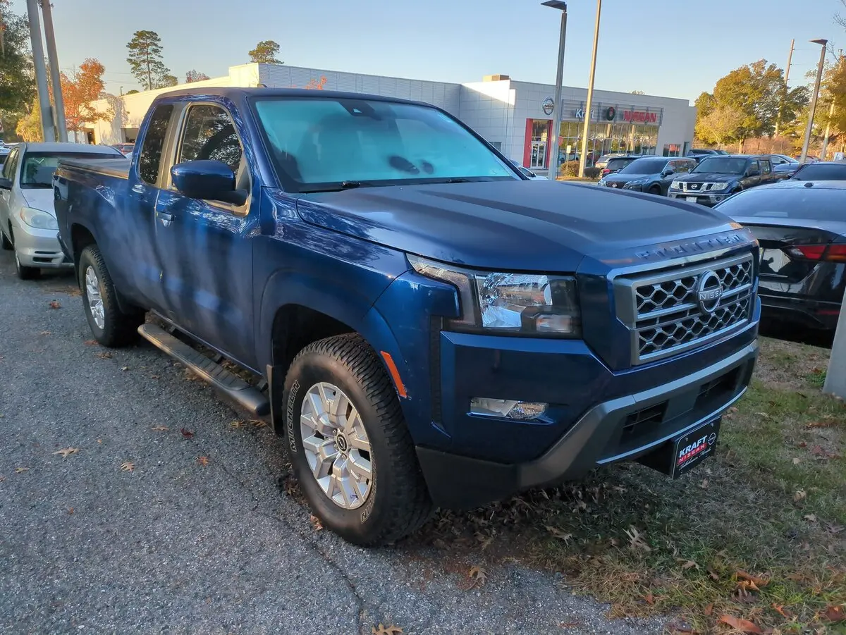 2022 Nissan Frontier SV's photo