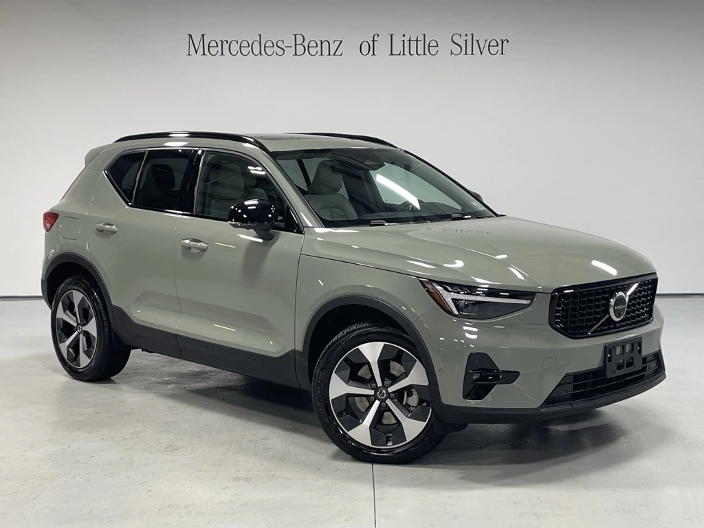 2025 Volvo - image 8