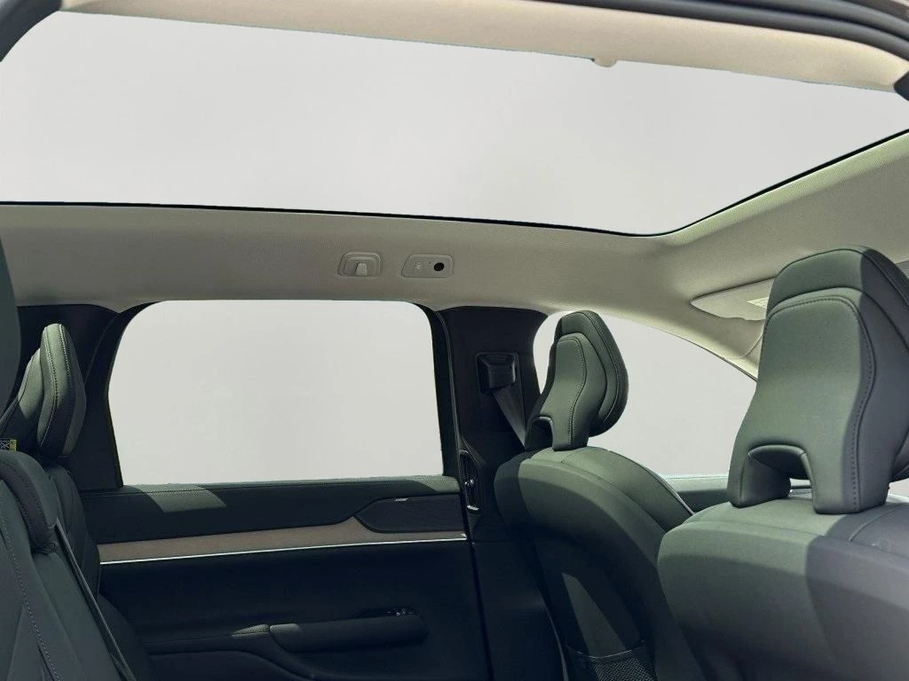 2025 Volvo - image 15