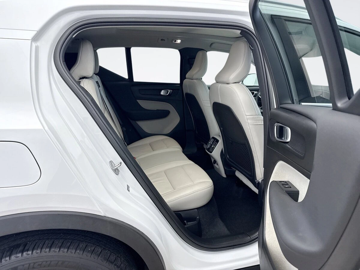 2022 Volvo - image 18