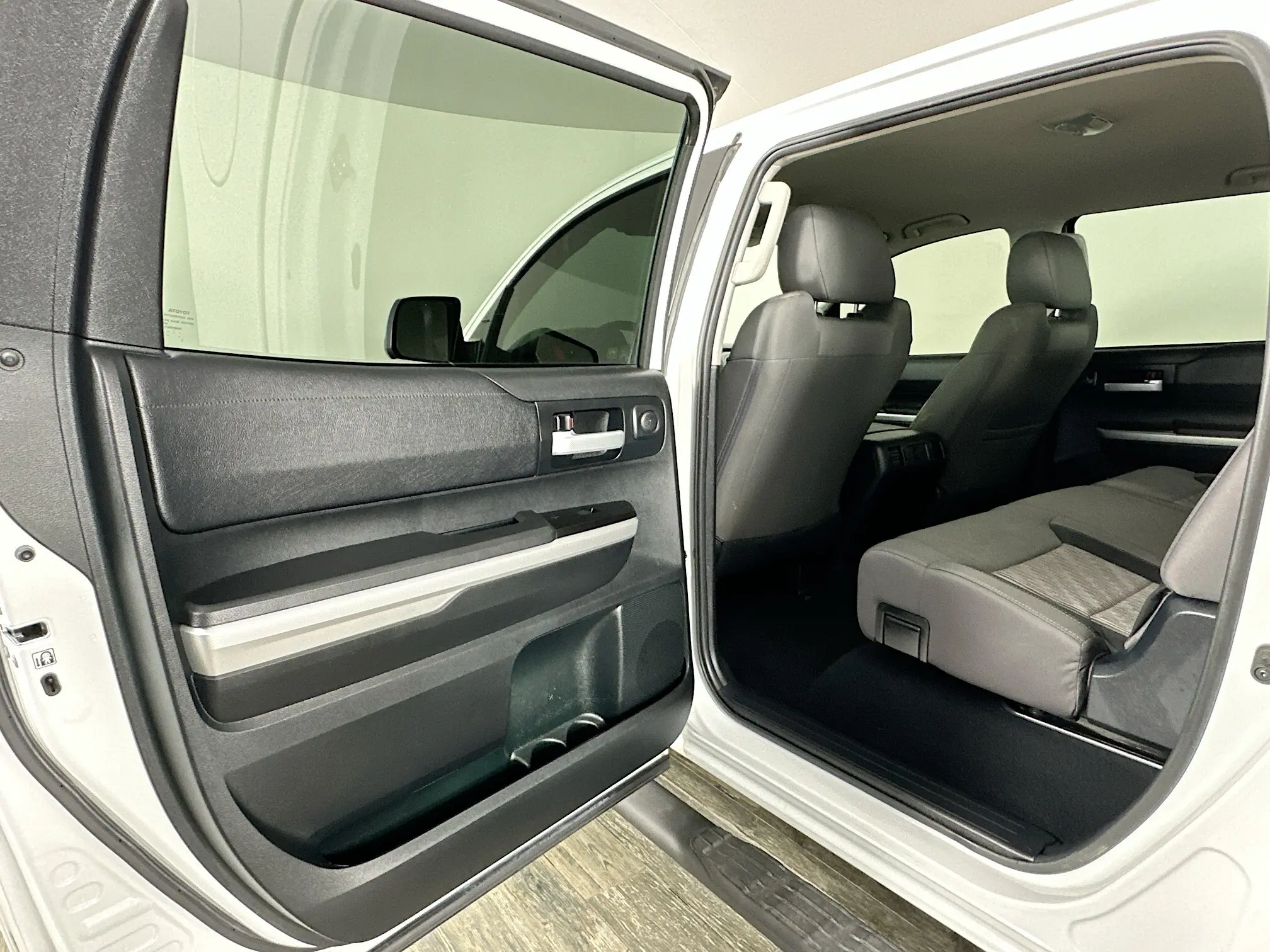 2017 Toyota Tundra SR5 CrewMax photo 10
