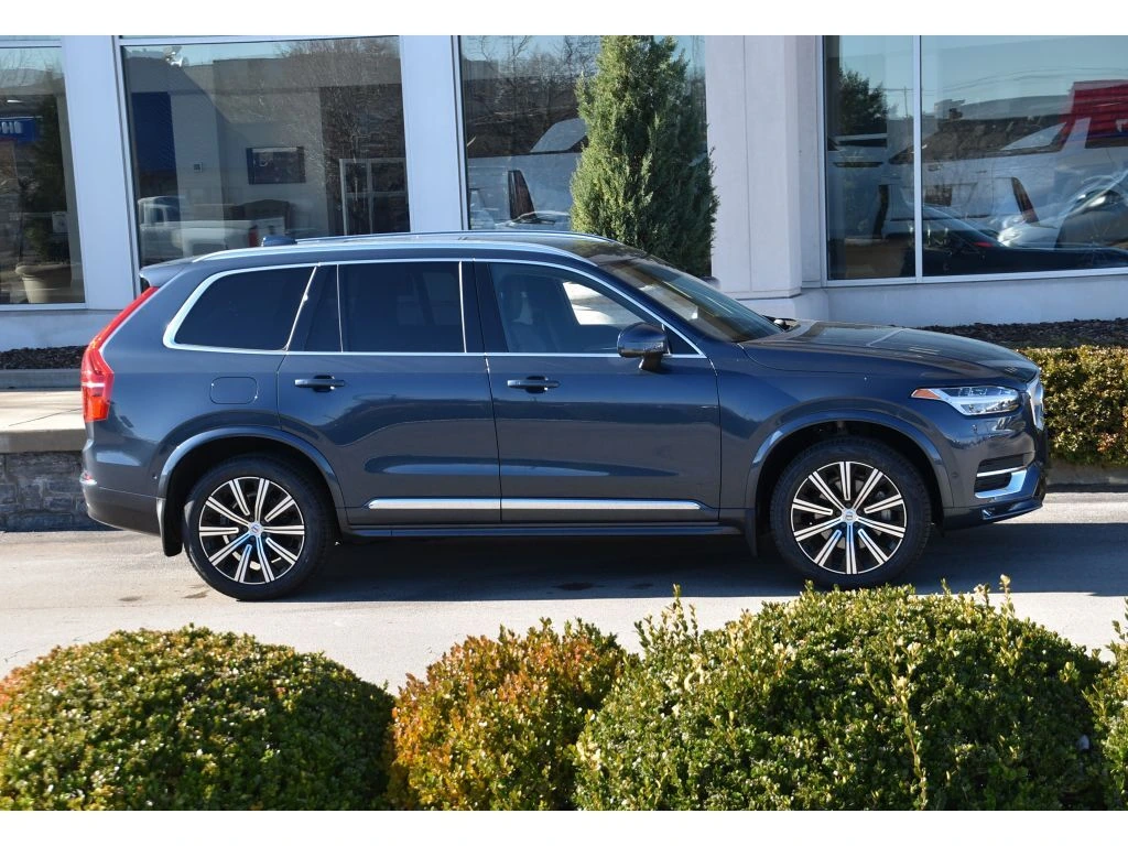 2023 Volvo - image 3