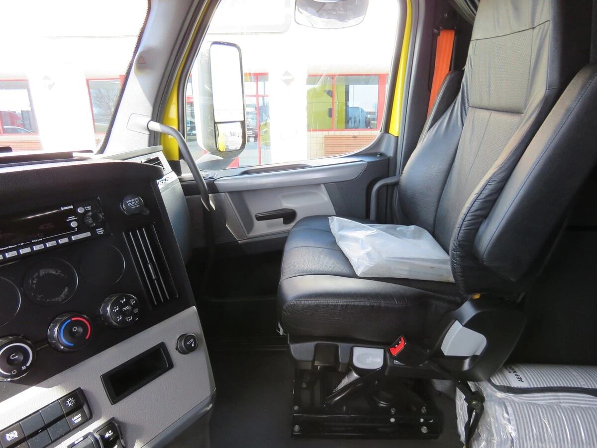 2022 Freightliner Cascadia - image 14