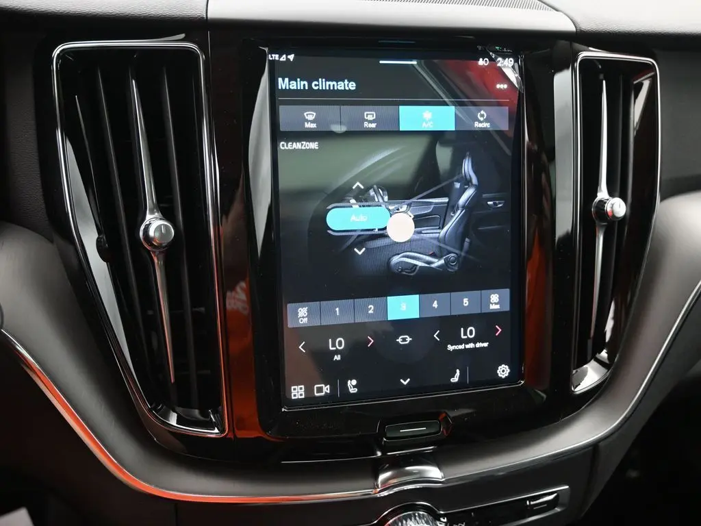 2025 Volvo - image 15