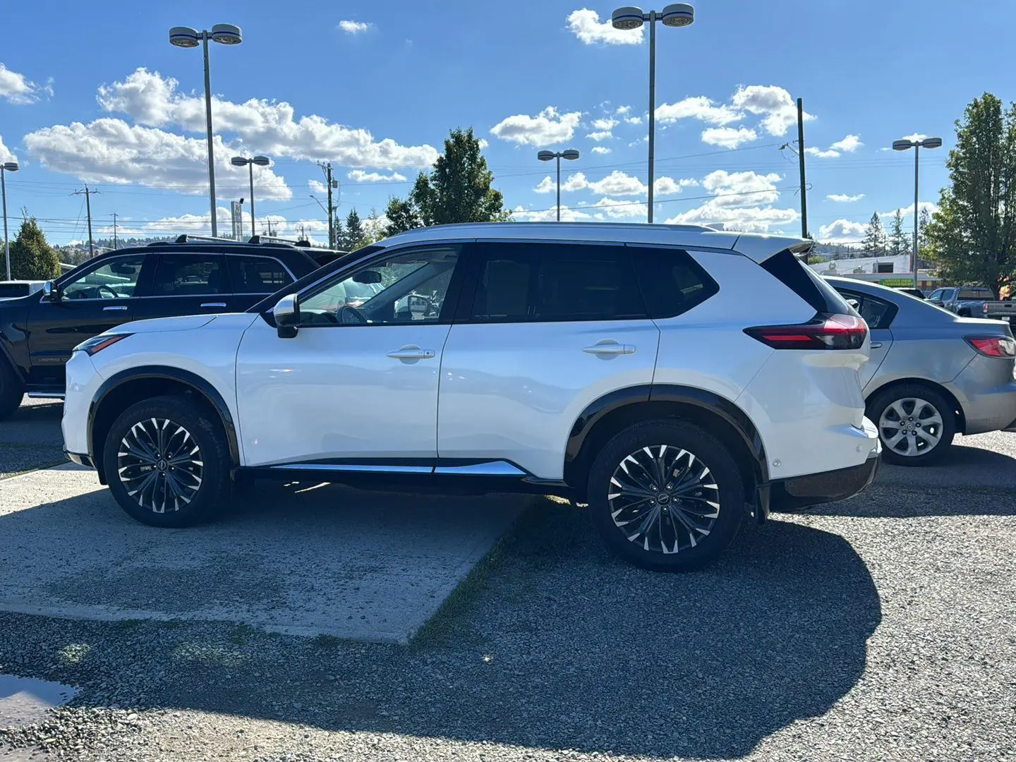 2024 Nissan Rogue Platinum AWD photo 2
