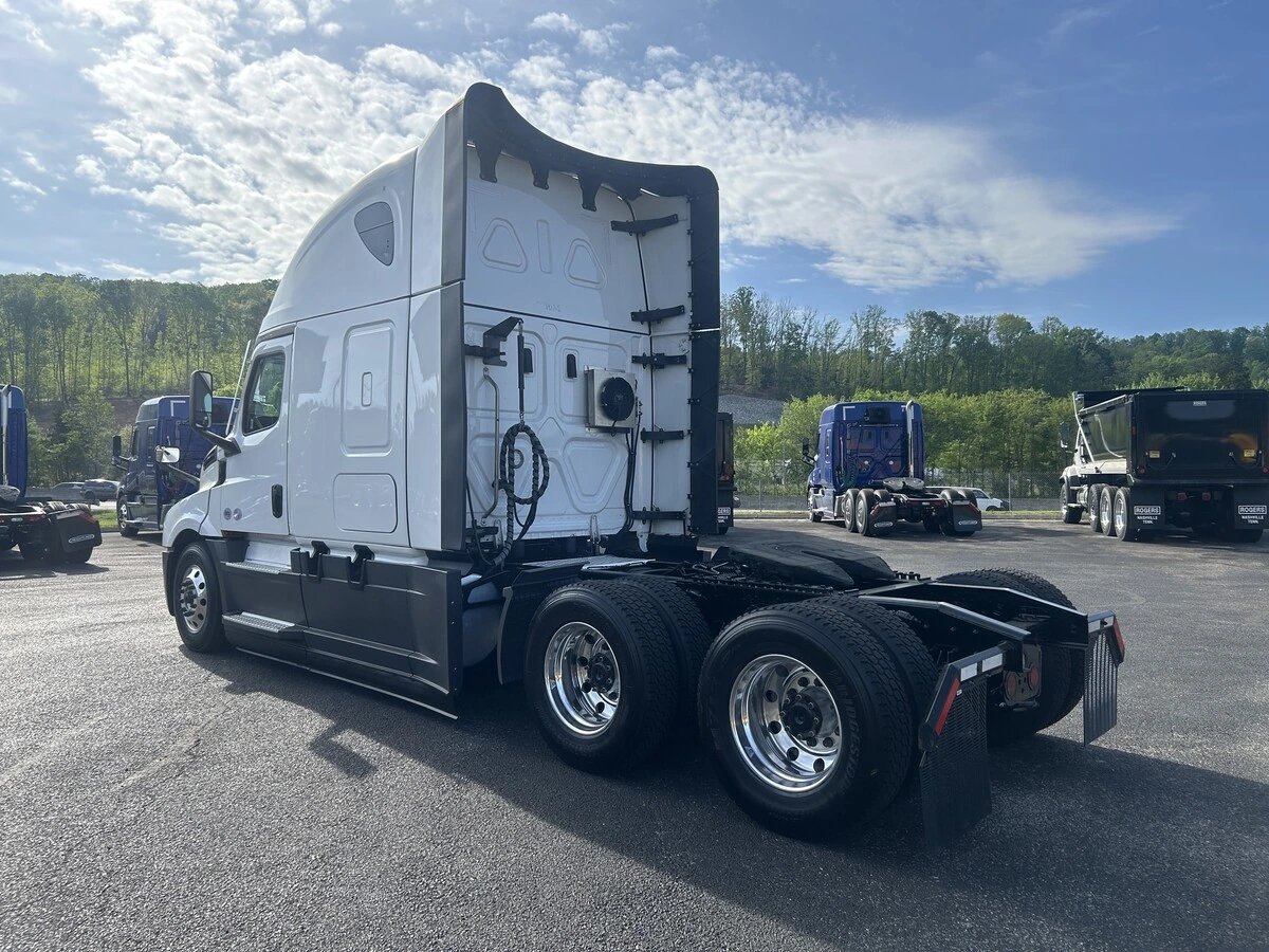 2025 Freightliner Cascadia - image 3