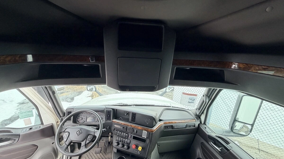 2022 International LT - image 7