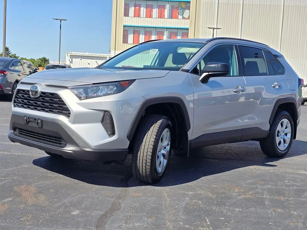2019 Toyota RAV4 LE photo 3