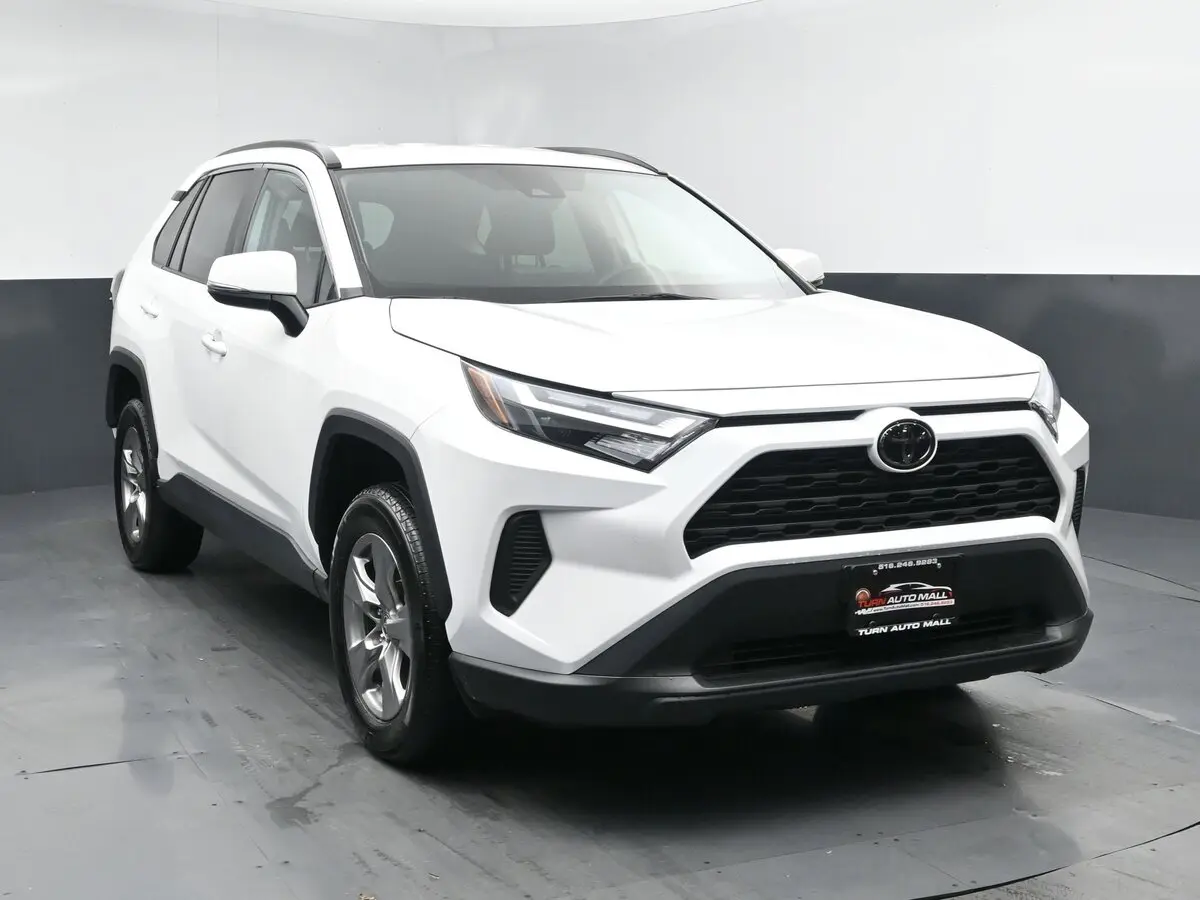 2024 Toyota RAV4 XLE photo 2